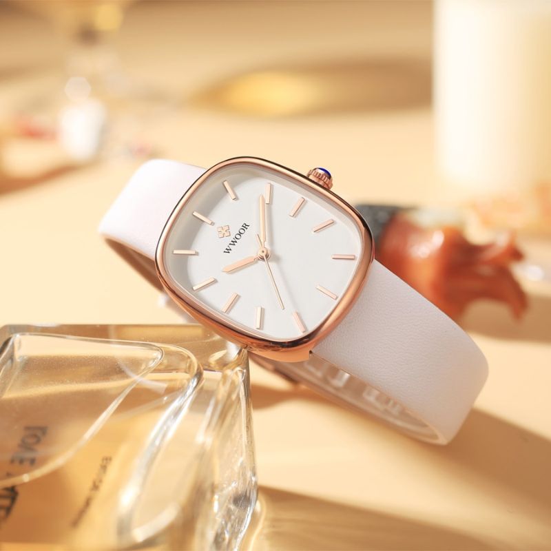 Fashionable quartz watch.