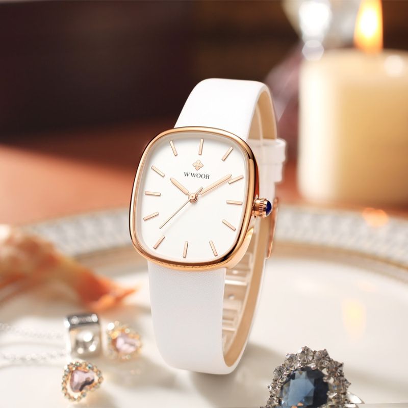 Fashionable quartz watch.