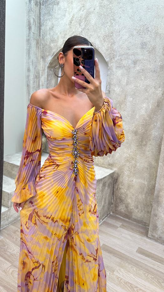 Carlene – Timeless V-Neck Maxi Dress