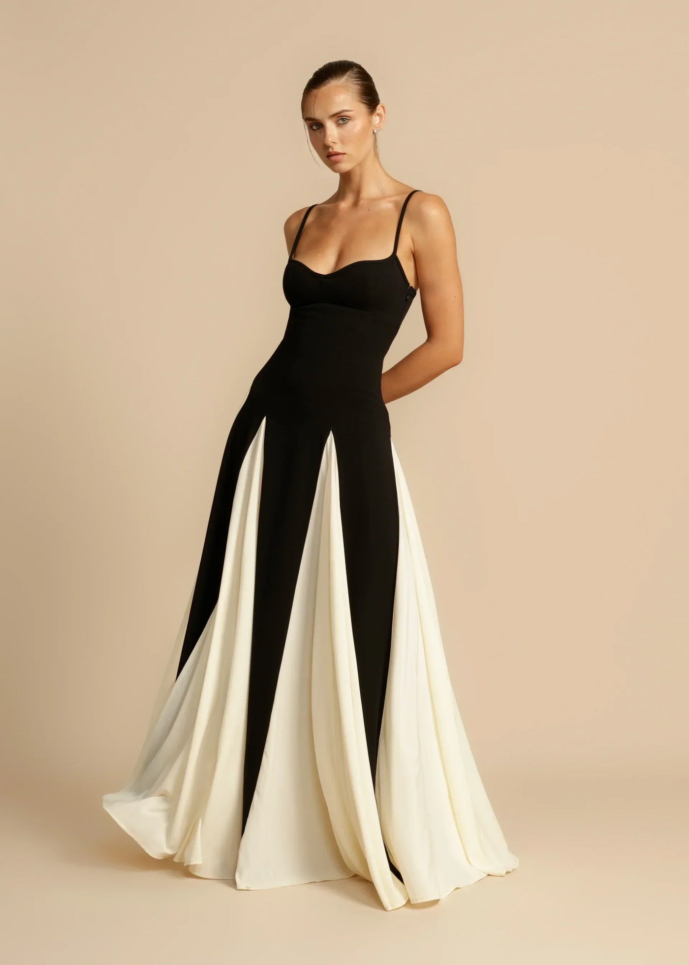 Juliette - Graceful V-Neck Midi Dress